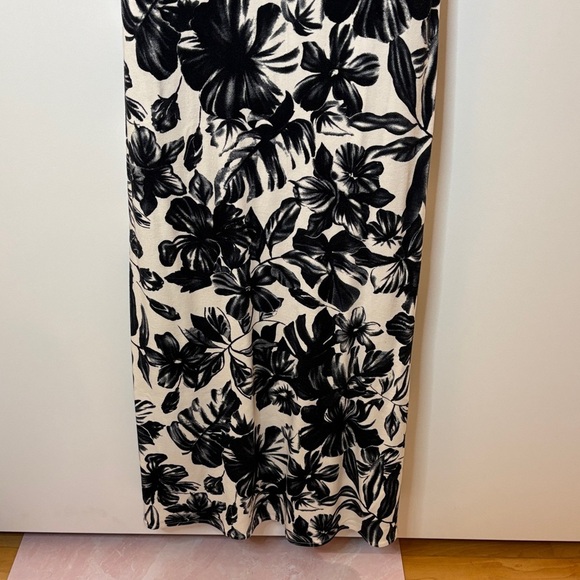 Chic Black and White Floral Midi Dress - Picture 6 of 8